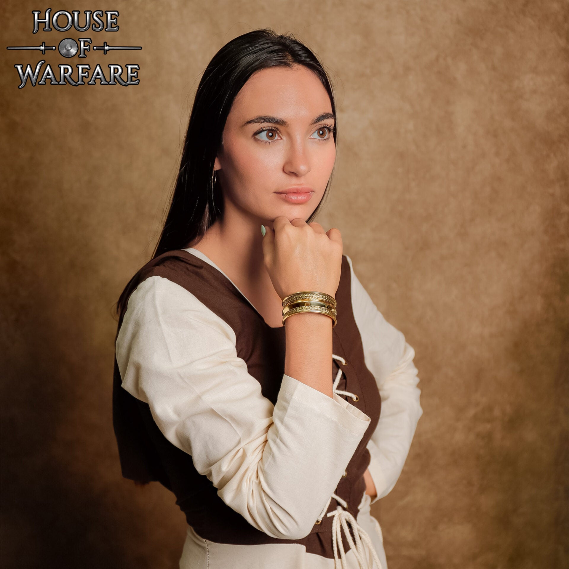 Pulsera Medieval de Latón - Brazalete Ancho Hecho a Mano con Bordes Decorativos Ornamentados - Imagen 2