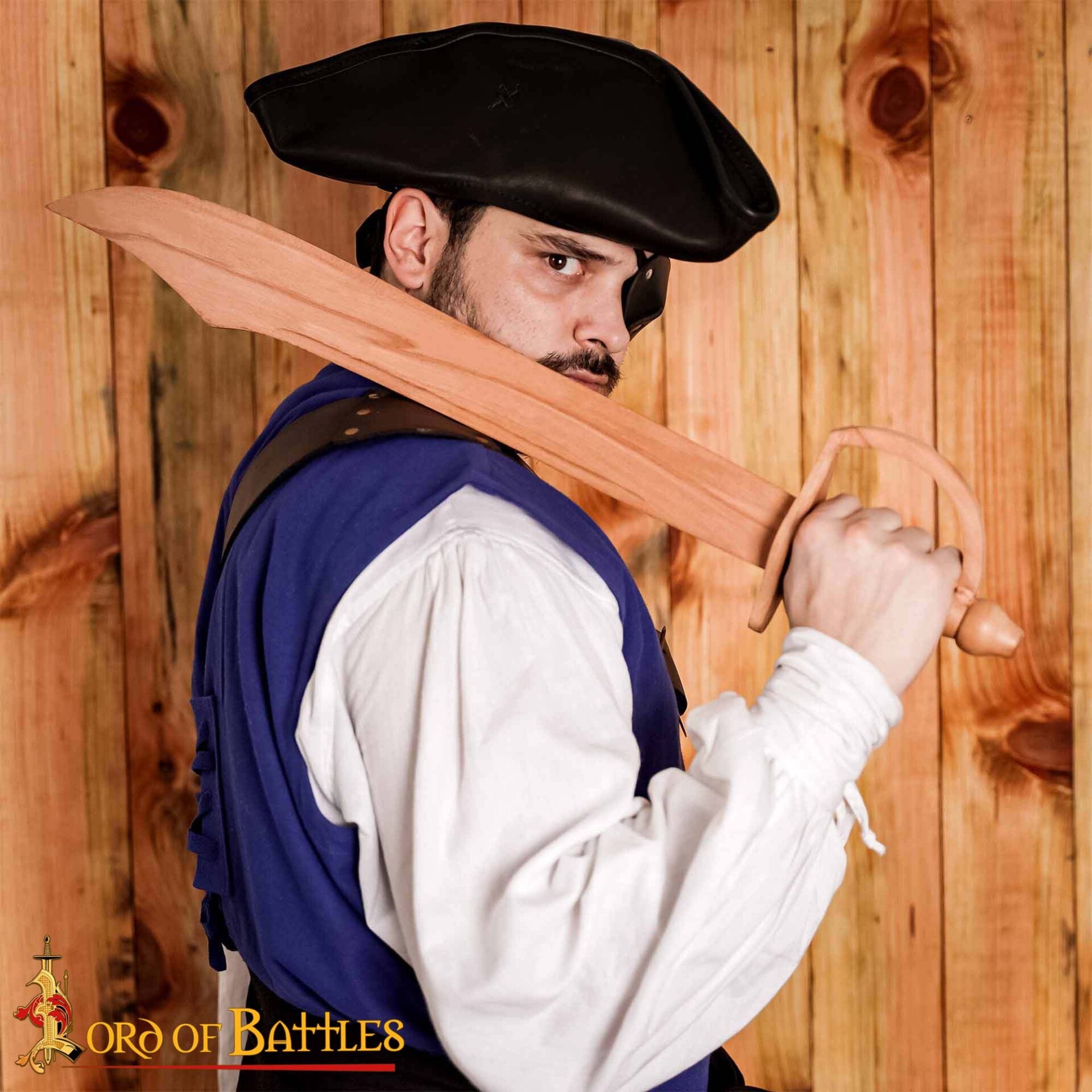 Imagen única de: Espada de Práctica Pirata de Madera - Puntal de Entrenamiento Artesanal de 30" con Acabado Natural
