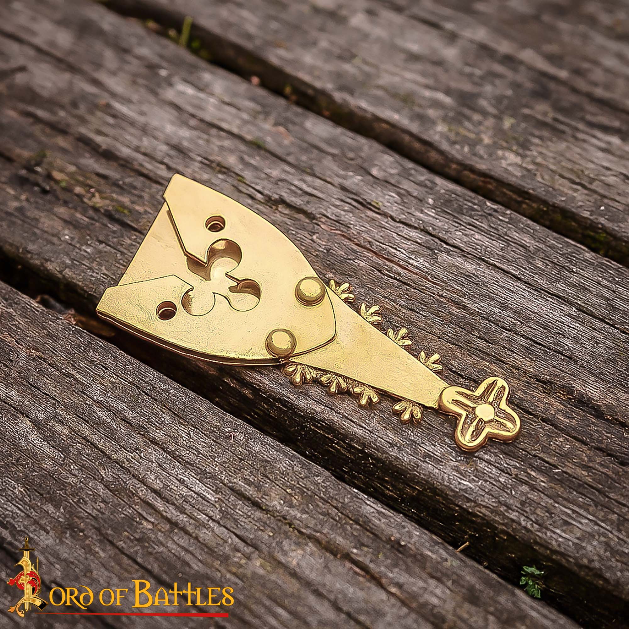 Chape de Cinturón de Latón Renacentista con Motivo Trébol - Guarnición Medieval para Cinturón - Imagen 1