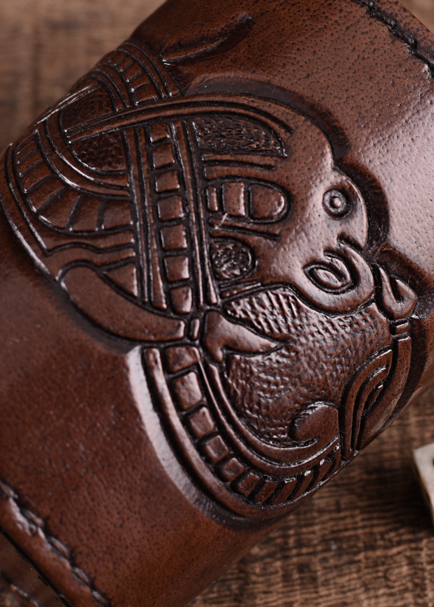 Imagen única de: Cubitera De Cuero Con Motivo De Dragón En Relieve, Estilo Gelatina, Marrón Oscuro