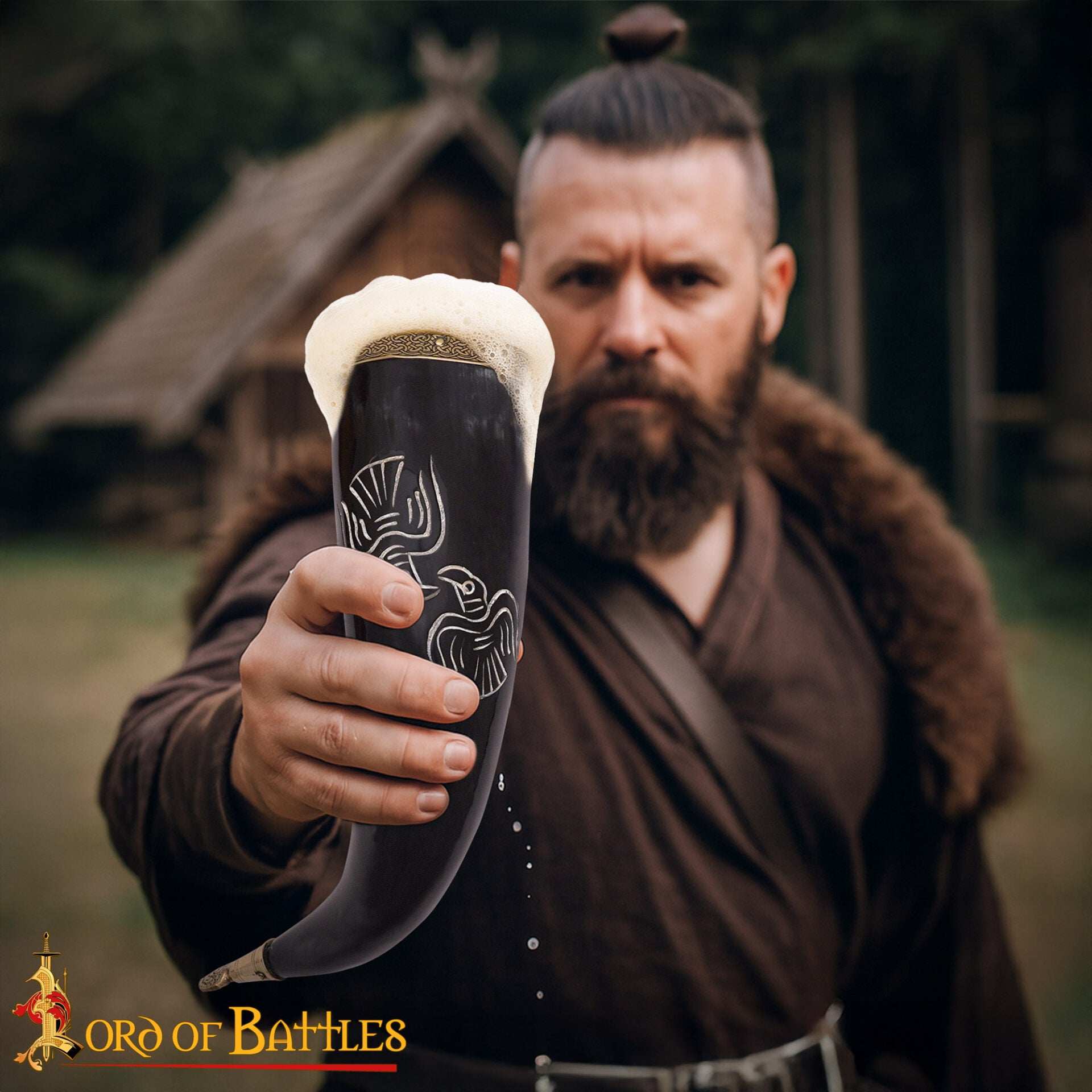 Imagen única de: Cuerno para Beber Vikingo Grabado -cuerno de Buey Pulido con Borde y Punta de Latón | Motivo de Pájaro Nórdico