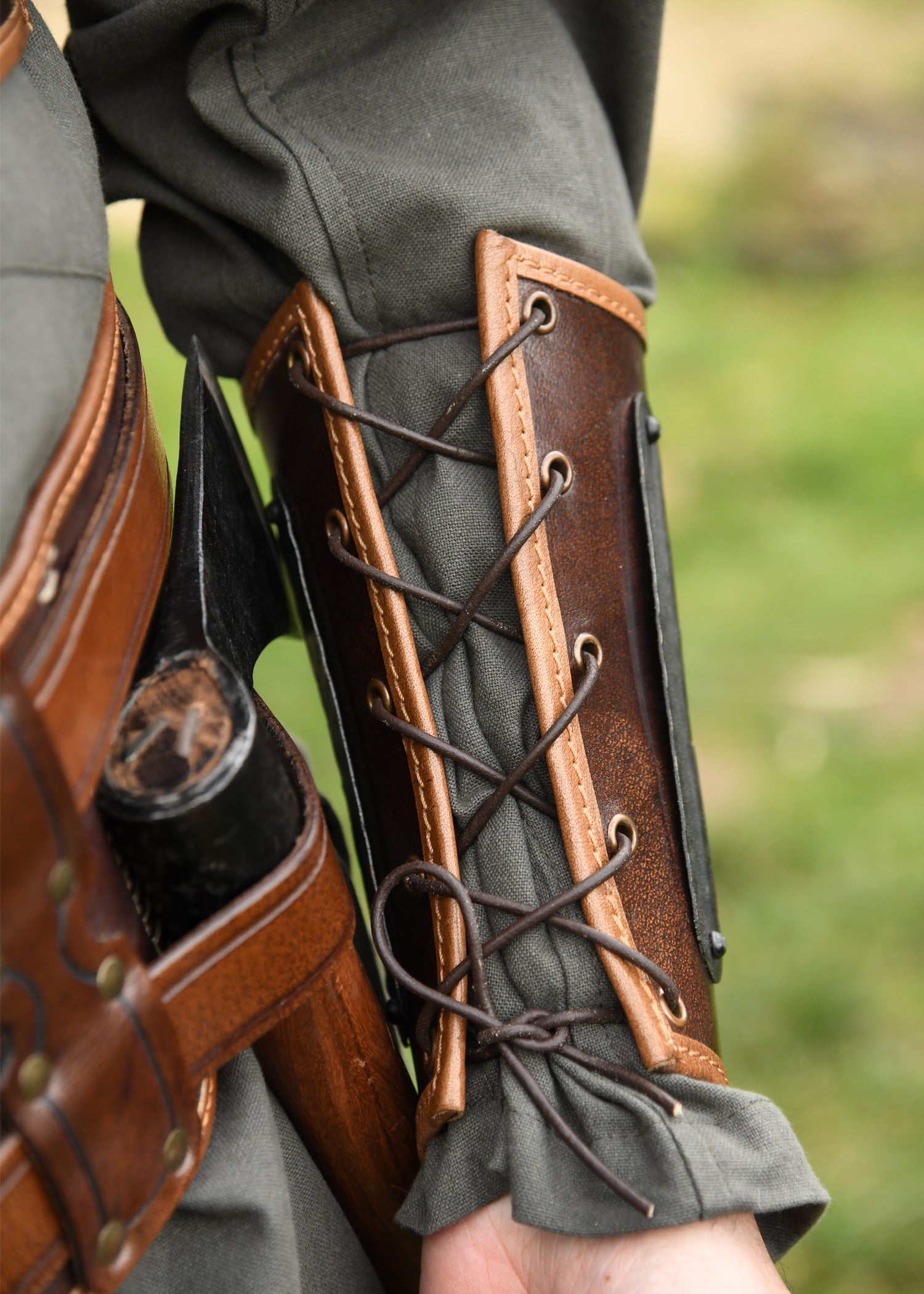 Imagen 6 - Protectores De Brazos De Cuero Arnulf Con Detalles Metálicos, Marrón