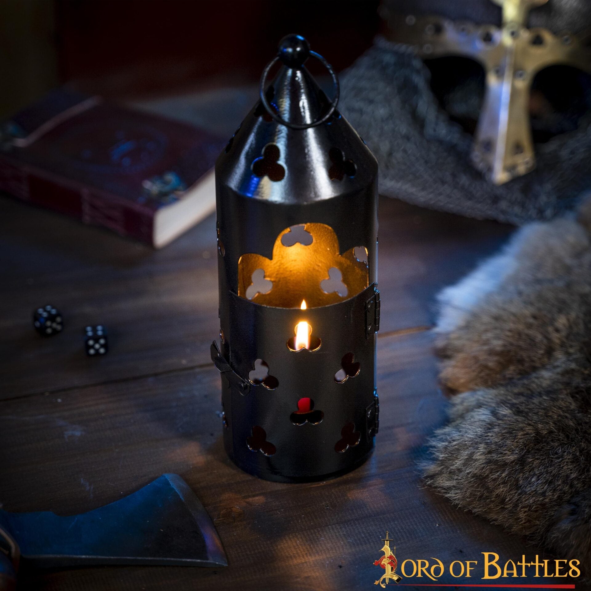 Imagen única de: Farol Medieval de Hierro para Velas con Recortes de Trébol y Asa Anular