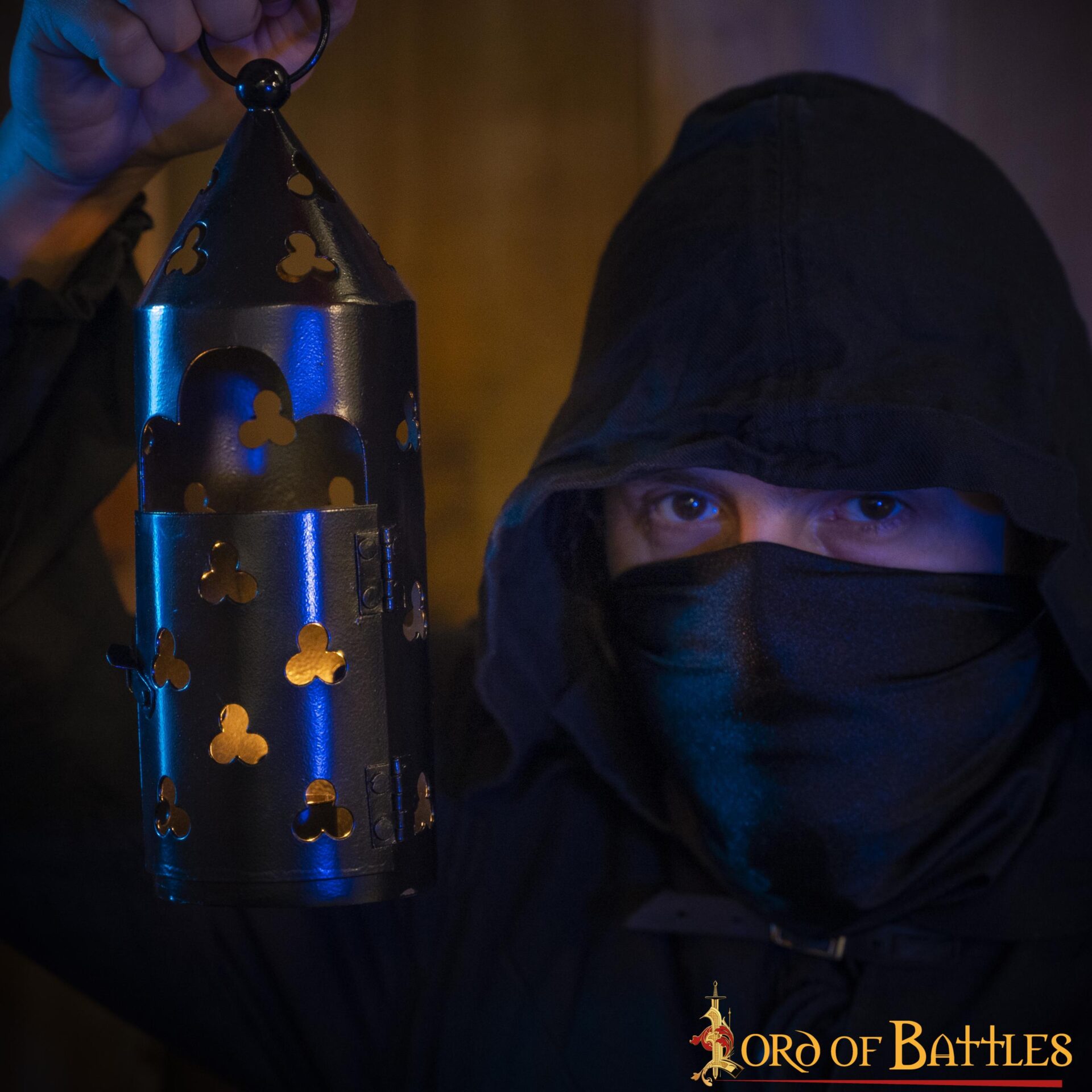 Imagen única de: Farol Medieval de Hierro para Velas con Recortes de Trébol y Asa Anular