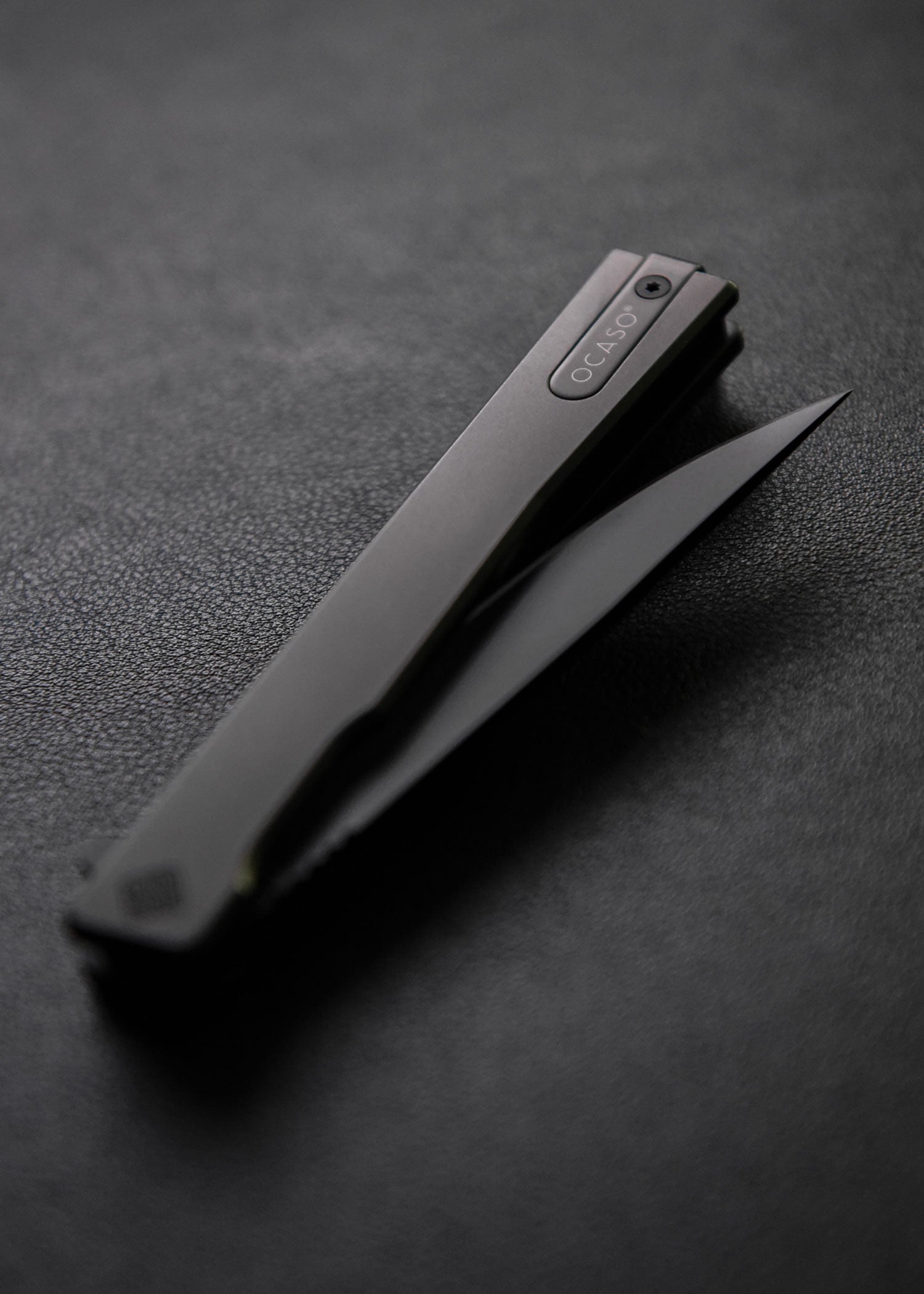 Imagen única de: Navaja De Bolsillo Solstice, Titanio, Negra, Ocaso Knives