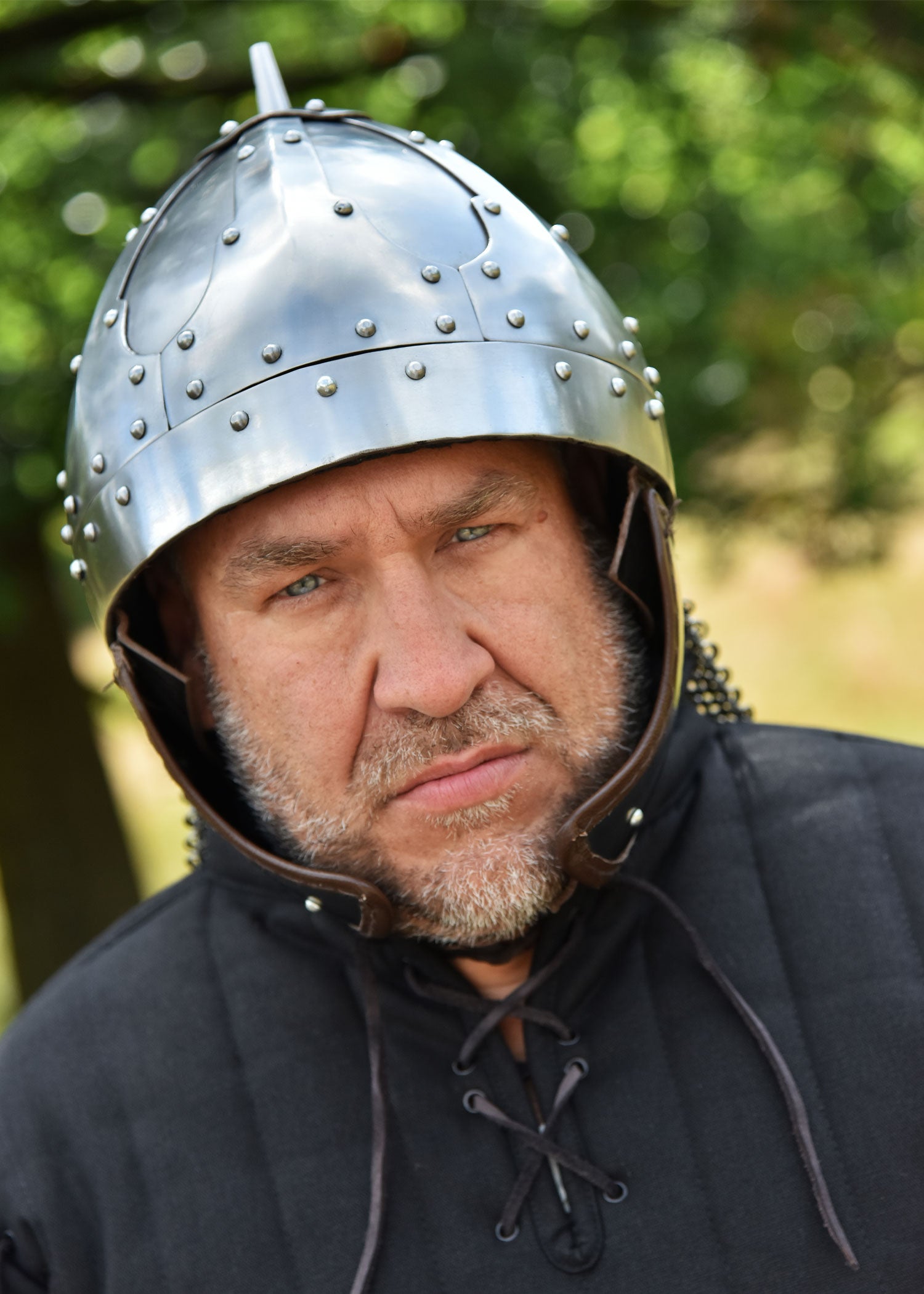Imagen única de: Spangenhelm Con Aletas Para Las Mejillas Y Fuente, Acero De 2 Mm