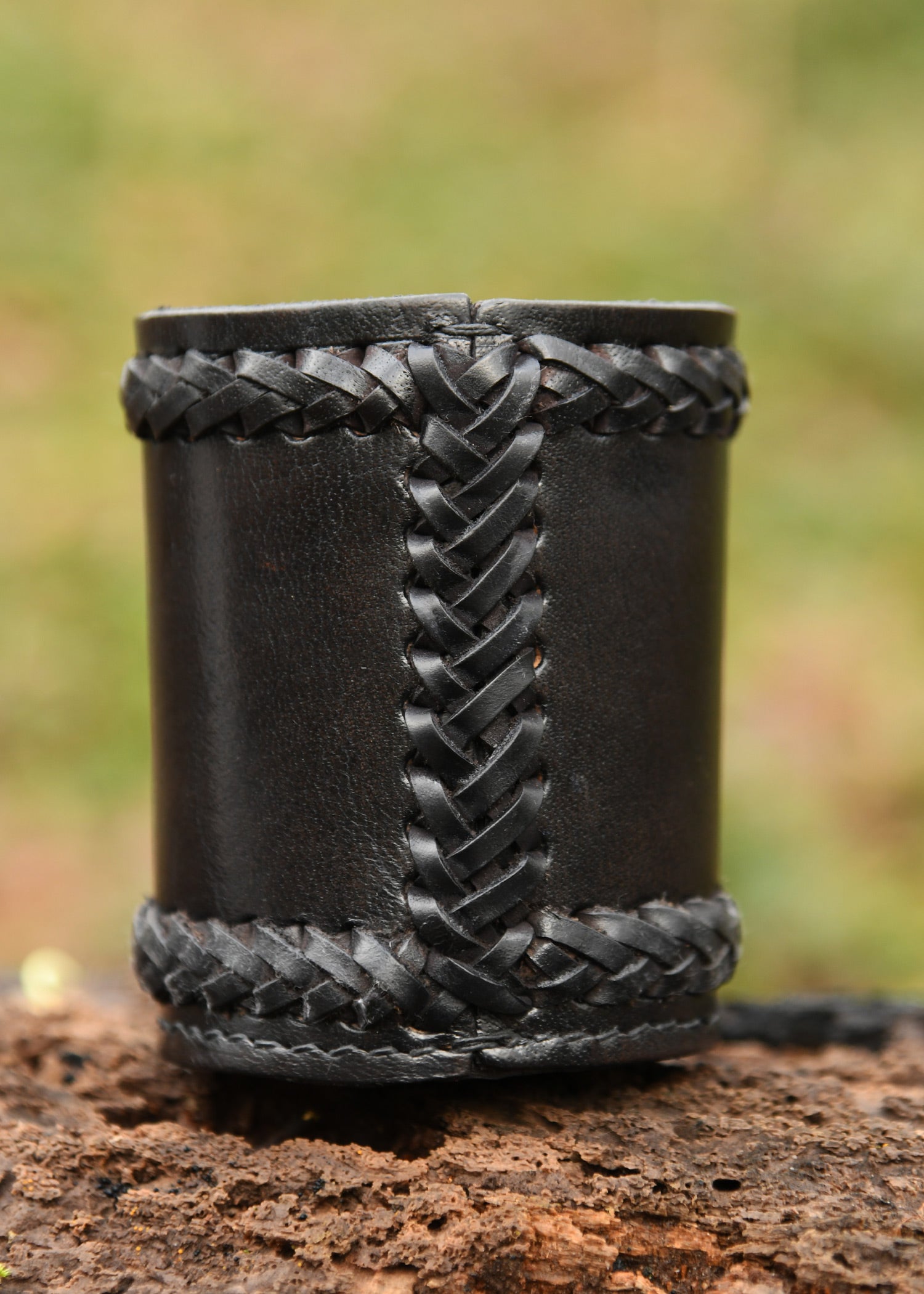 Imagen única de: Cubilete De Cuero Con Martillo De Thor Grabado, Negro