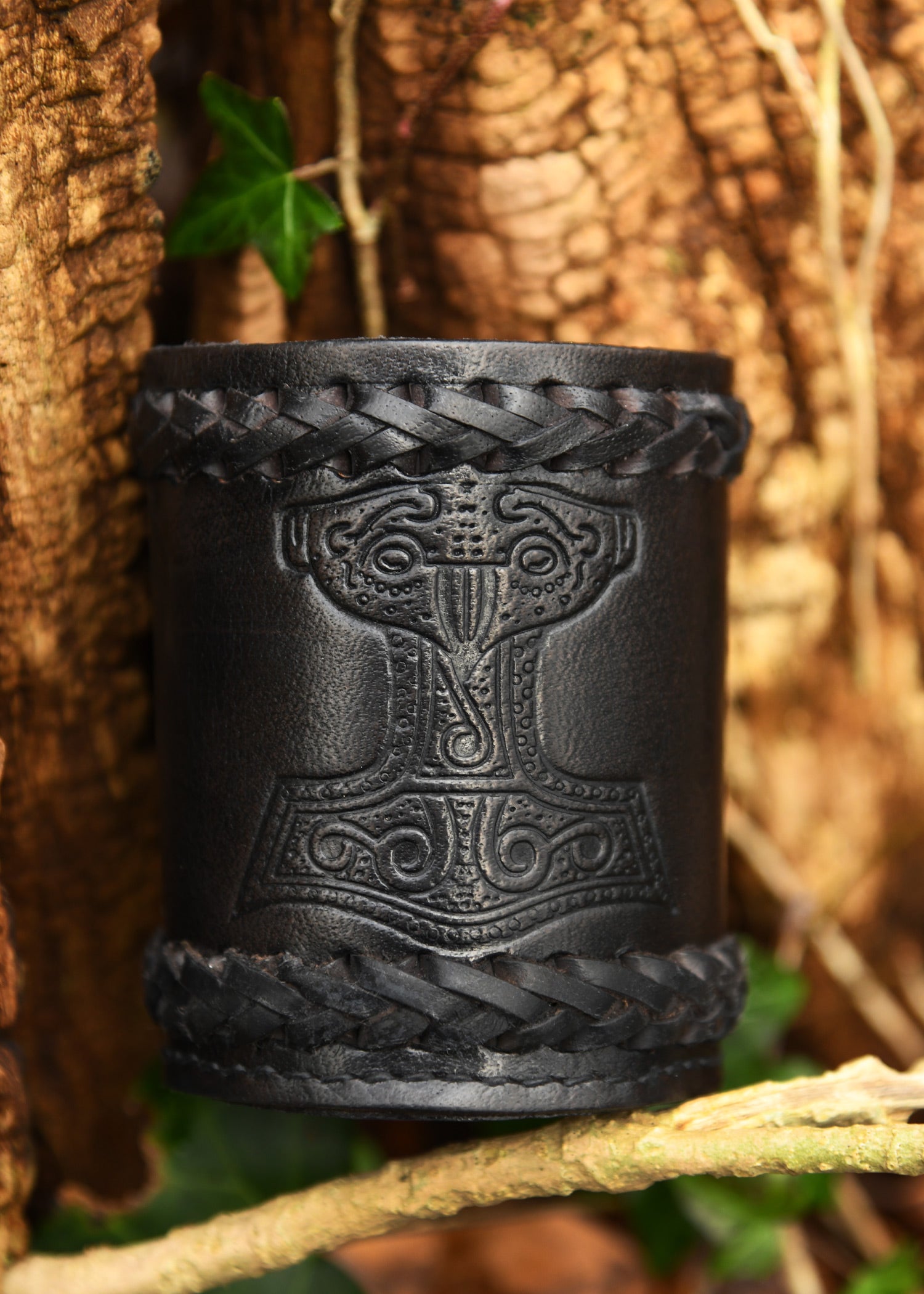 Imagen única de: Cubilete De Cuero Con Martillo De Thor Grabado, Negro