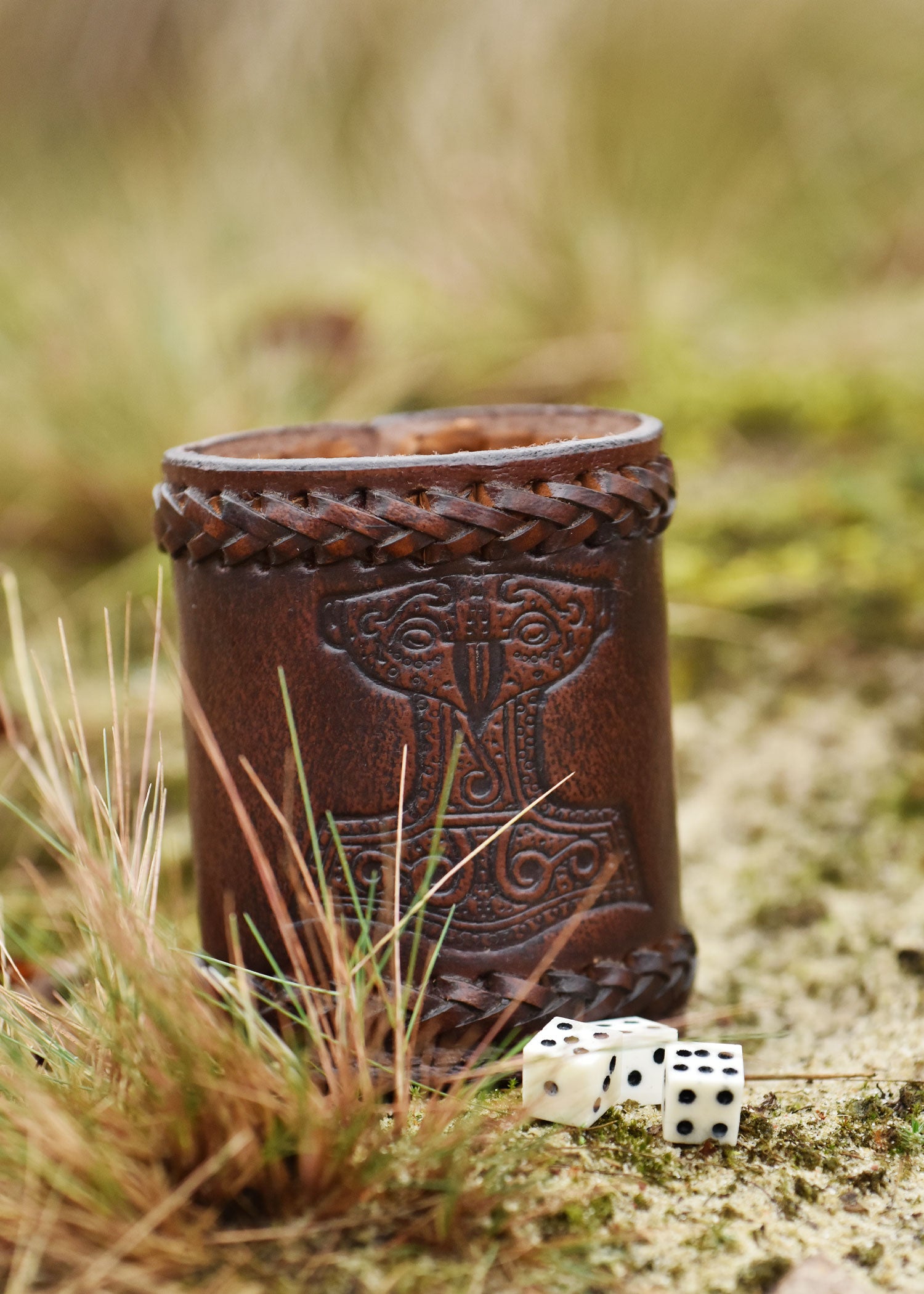 Imagen única de: Cubilete De Cuero Con Martillo De Thor Grabado, Marrón