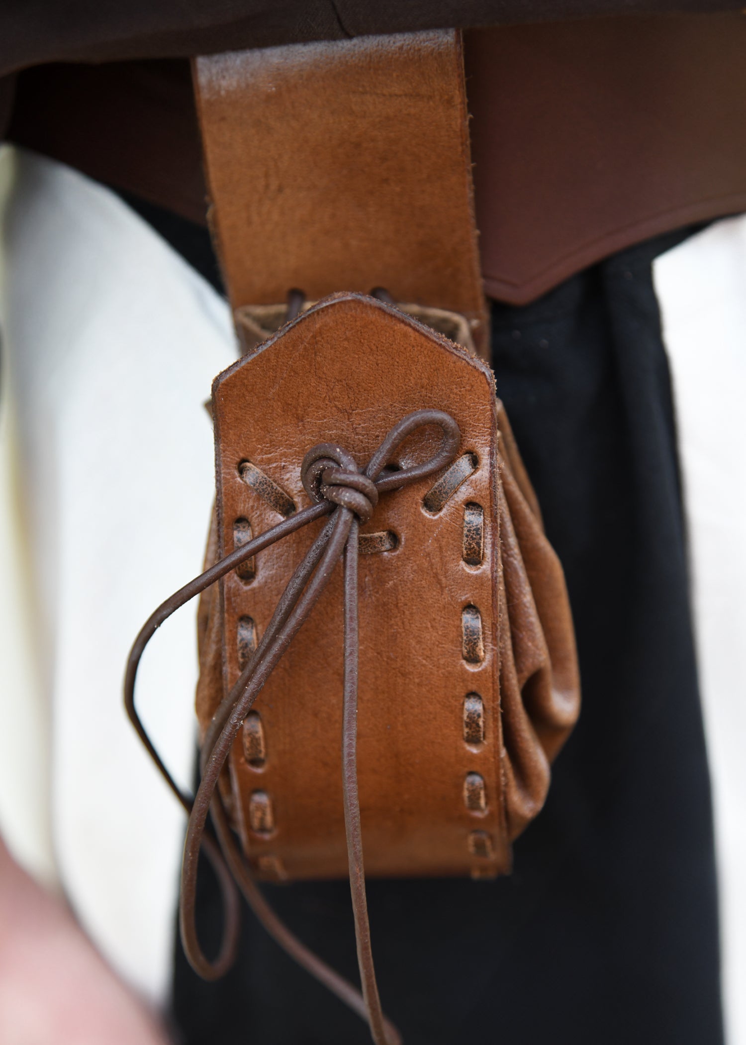 Imagen única de: Bolso Medieval De Cuero Con Trabilla Para Cinturón, Marrón